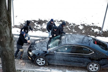 Şoferul ar fi fost intimidat şi huiduit de mulţime.