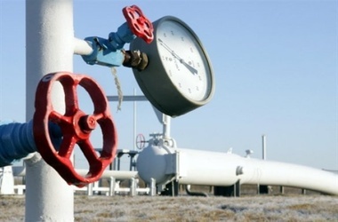 Украина должна рассчитаться за газ с Россией, чтобы не давать Москве дополнительных рычагов давления на Киев, говорит эксперт.