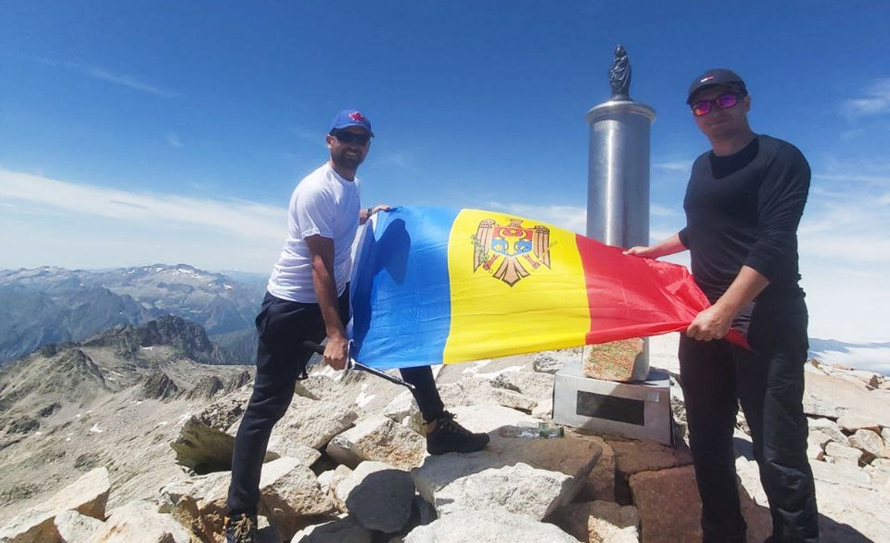 Doi moldoveni au cucerit cel mai înalt vârf din Munții Pirinei.