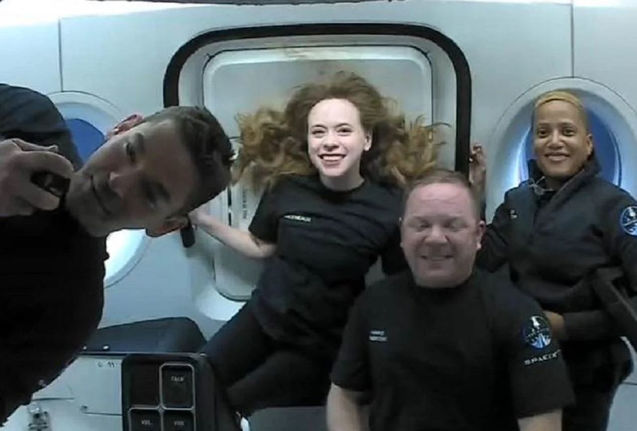 В SpaceX показали фото первых космических туристов на борту Crew Dragon.