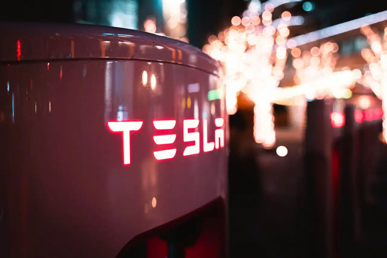 Tesla привлекает Apple к судебному разбирательству по смертельному ДТП с автопилотом.