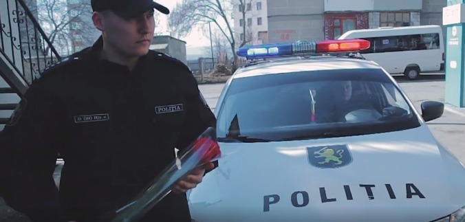 Сотрудники Национального инспектората по патрулированию поздравили женщин с 8 Марта цветами. 