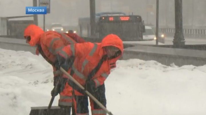 Moscova se confruntă cu cea mai puternică furtună de zăpadă din ultimii 68 de ani.