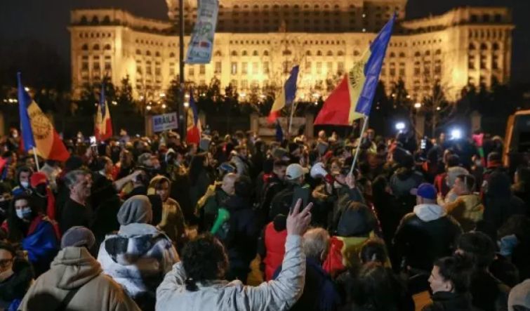 В ряде городов Румынии прошли акции протеста против антиковидных мер.