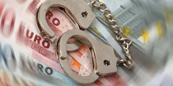Douăzeci şi opt de vameşi şi poliţişti de frontieră au fost puşi astăzi sub învinuire de Procuratura Anticorupţie .