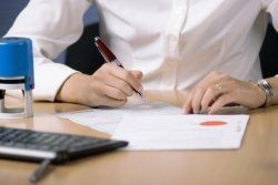 O funcționară a primăriei comunei Drepcăuţi a fost reținută de ofițerii și procurorii anticorupție.