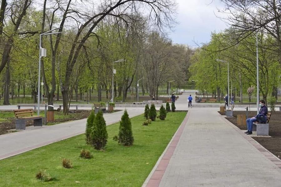 В Кишиневе 6 парков, 4 общественных сада и 11 лесопарков. 