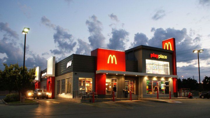McDonalds va elimina definitiv cheeseburgerii din meniurile Happy Meal