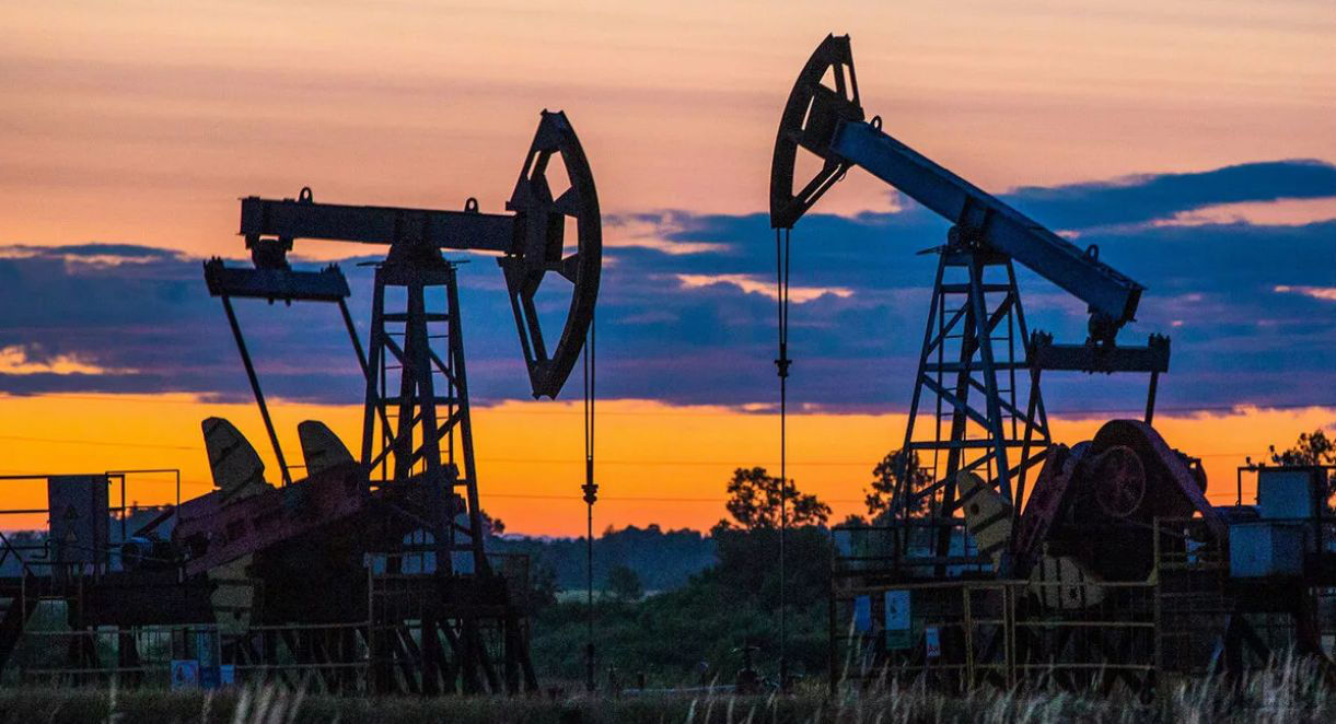 США пригрозили штрафами за покупки российской нефти не по предельной цене.