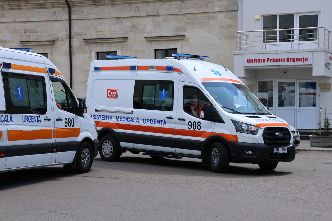 Accident în masă pe un teren de joacă din Ialoveni. Cinci copii, internați la spital.