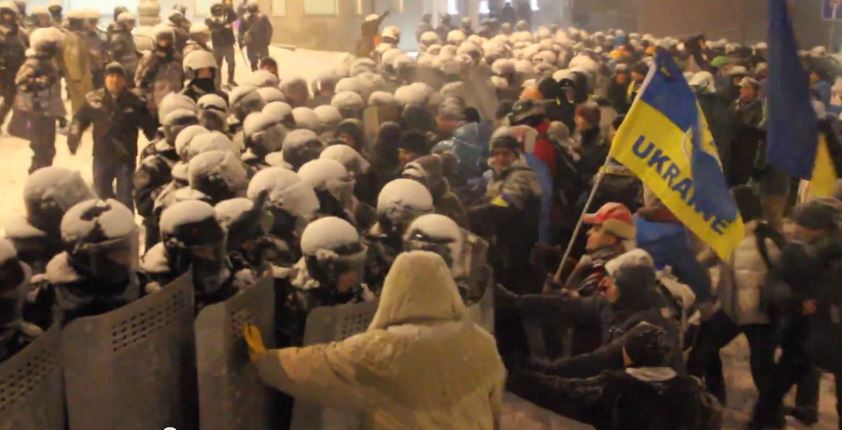 Вчера же украинская милиция разблокировала здания государственных учреждений и разобрала возведенные манифестантами баррикады.