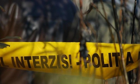 Un bărbat, în vârstă de 44 de ani, din Ungheni, și-a înjunghiat propria soție de 44 de ani și fiica acestora, de numai 5 ani, dupa ce s-ar fi îmbătat și s-au certat.