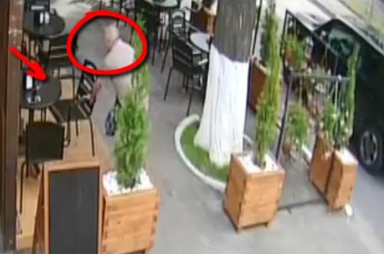 Тех, кто узнал мужчину на видео, просят позвонить по номеру 068 409 074.