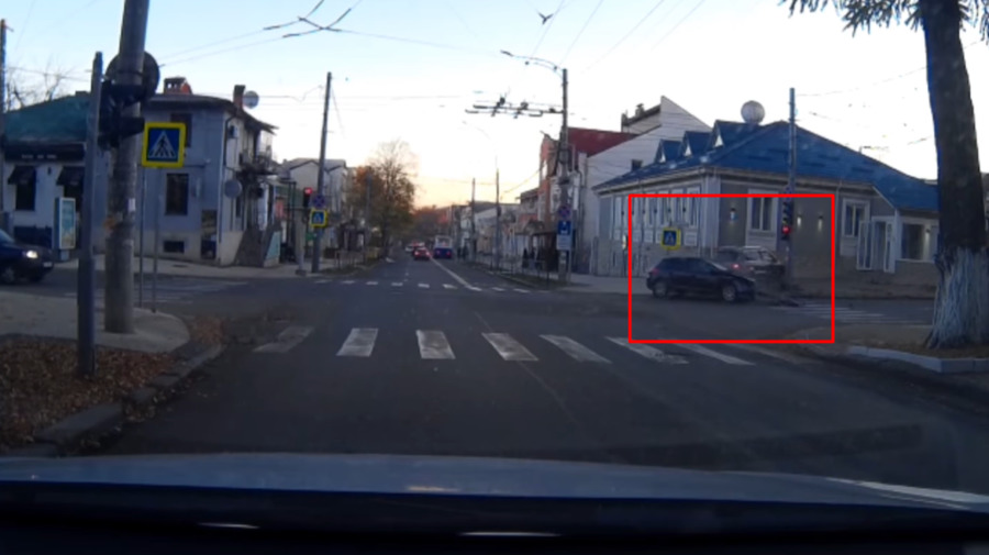 Момент, когда автомобиль в столице въехал в здание, попал на видео.