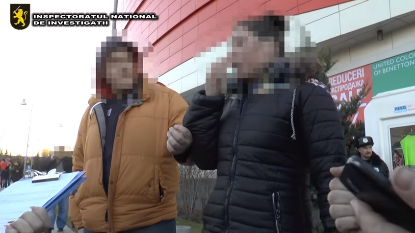 Деньги должна была взять девушка, которая позже передала бы их заключенным.