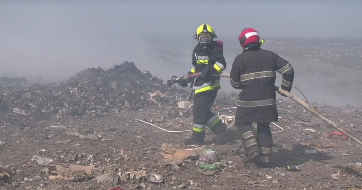 Pompierii avertizează asupra riscului de incendii la gropile de gunoi.