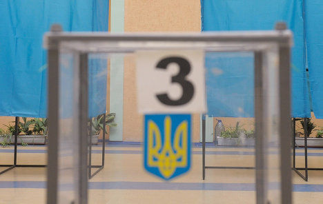 В Киеве забывшие перевести часы жители пришли голосовать раньше.