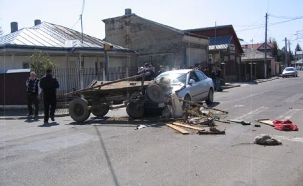 Un automobil cu zeci de cai putere sub capotă a lovit în plin o căruţă trasă de un cal.  Foto: gazetabt.ro