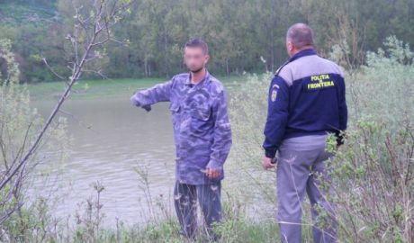Bărbatul a fost reţinut de vameşii români în timp ce încerca să treacă Prutul înot. Foto: ijpfiasi.ro