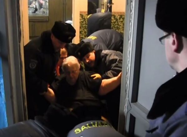 O femeie din capitala a fost dusa la spital de doua echipe ale salvatorilor, pentru ca este obeza.