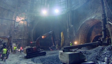 La Istanbul, premierul turc Recep Tayyip Erdogan inaugurează primul tunel subacvatic pe sub Bosfor.
