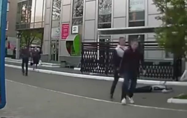 В Киеве неизвестные борются с пьянством кулаками.
