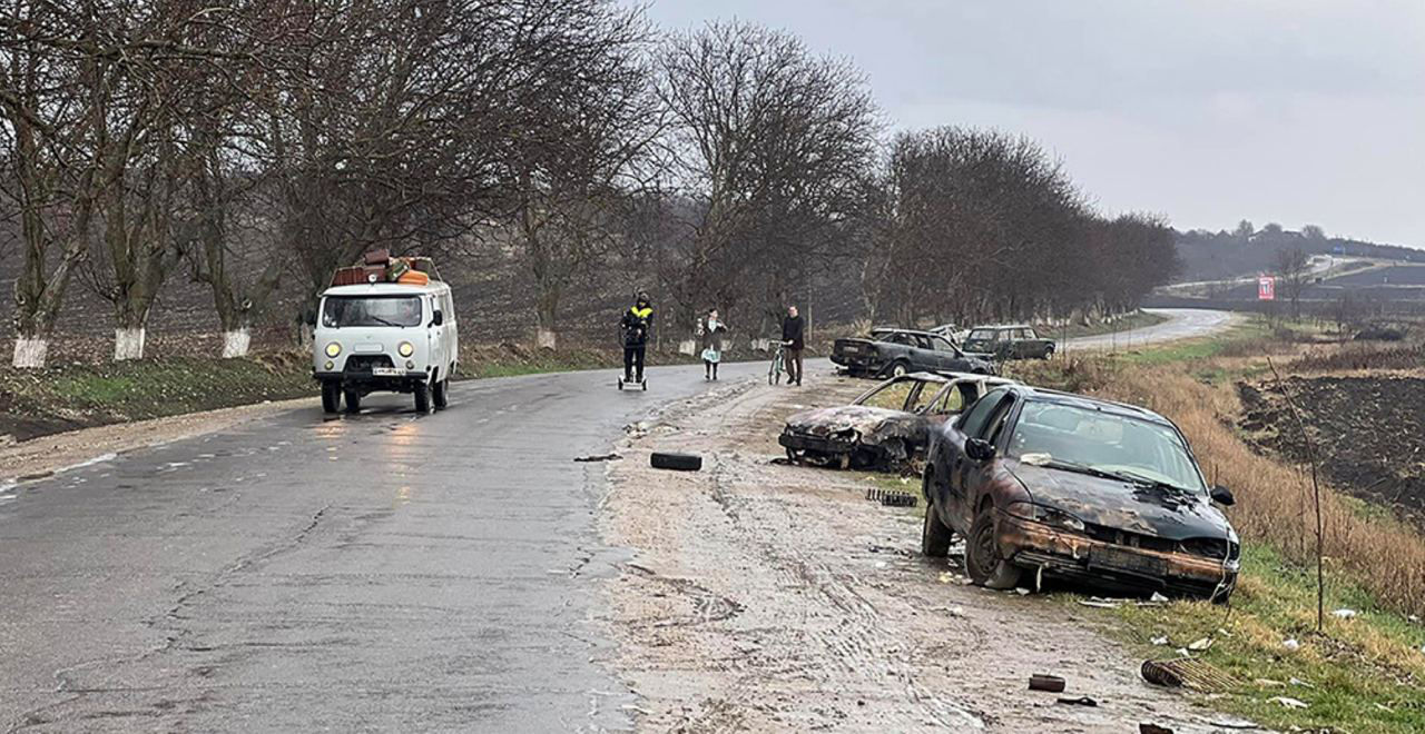 В Новых Русештах на обочине дороги появились разбитые авто: снимали кино