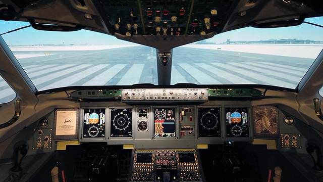 Лобовое стекло в кабине пилотов самолета SSJ-100 лопнуло при посадке в России.