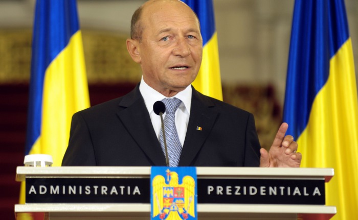 Președintele României Traian Băsescu îi critică pe Victor Ponta și pe Iurie Leancă, pe care-i numește profitori, atunci când vorbesc de reunificarea celor două țări.