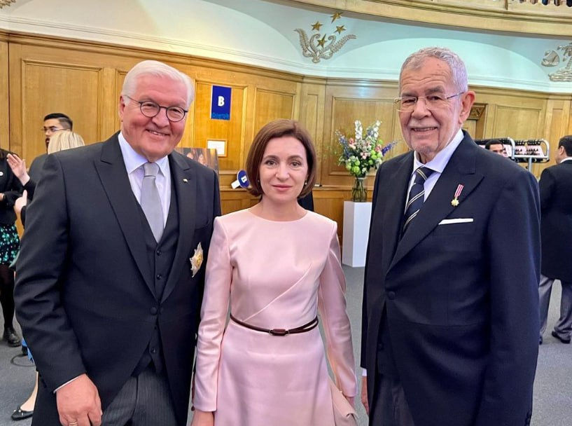 Перед коронацией Карла III Санду опубликовала фото с президентами Германии и Австрии.