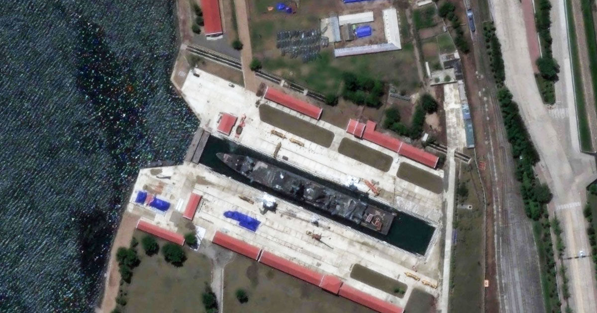 Северокорейский эсминец, опрокинувшийся при спуске на воду, отправили на ремонт к границе с РФ.
