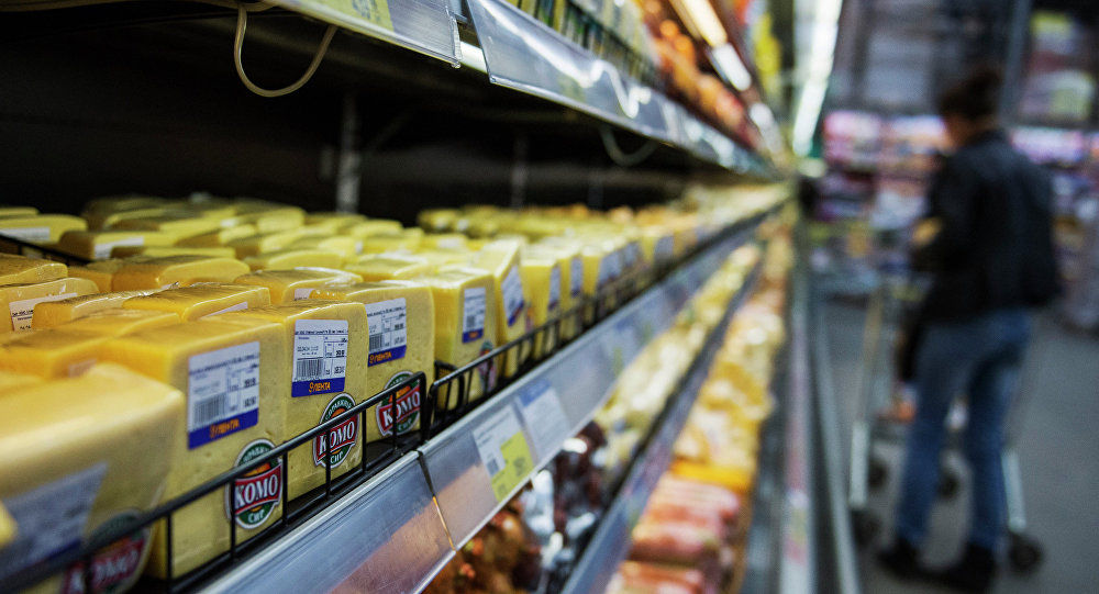 В список санкционных мер войдут рыбные консервы и сырные продукты.