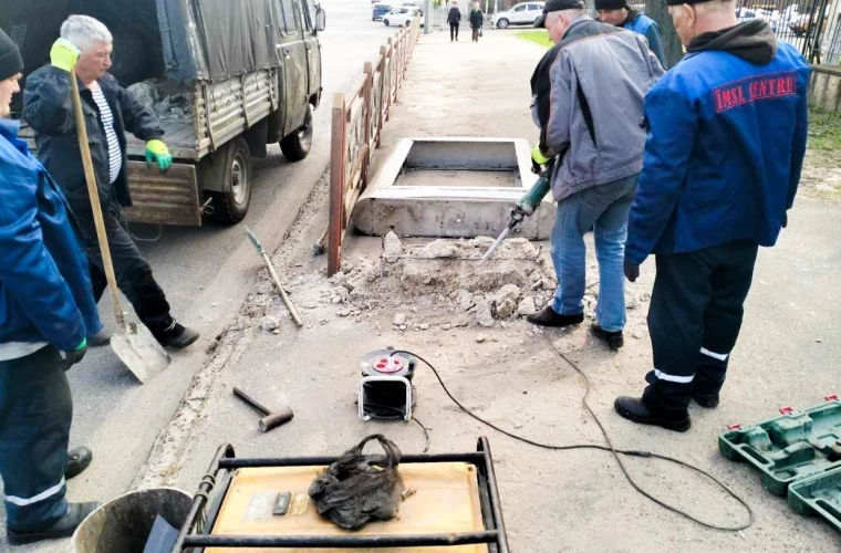 В столице наводят порядок и демонтируют незаконные рекламные панно.