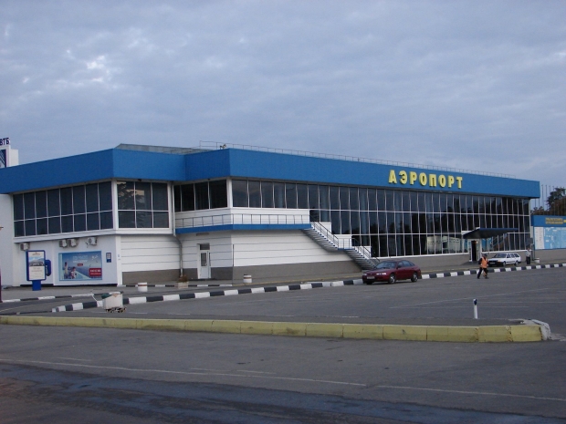 Пока что аэропорт работает в штатном режиме.