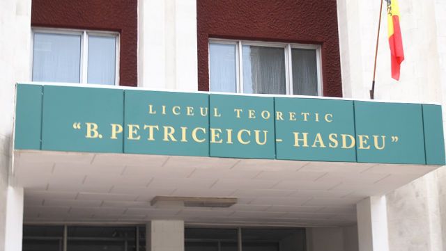 Un bărbat a sunat la poliție și a anunțat că un liceu din oraș este minat.
