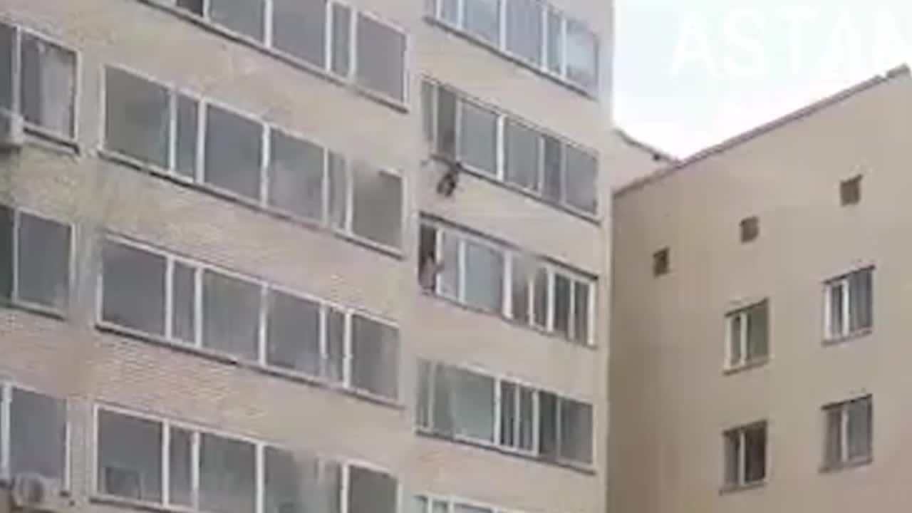 В момент инцидента мать ребёнка была внизу во дворе дома. 
