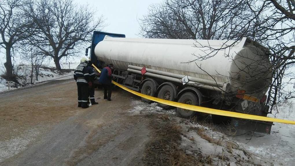 Un camion de tip cisternă care transporta petrol, a suferit un accident, azi-dimineață, pe traseul Sângerei. Foto: SPCSE