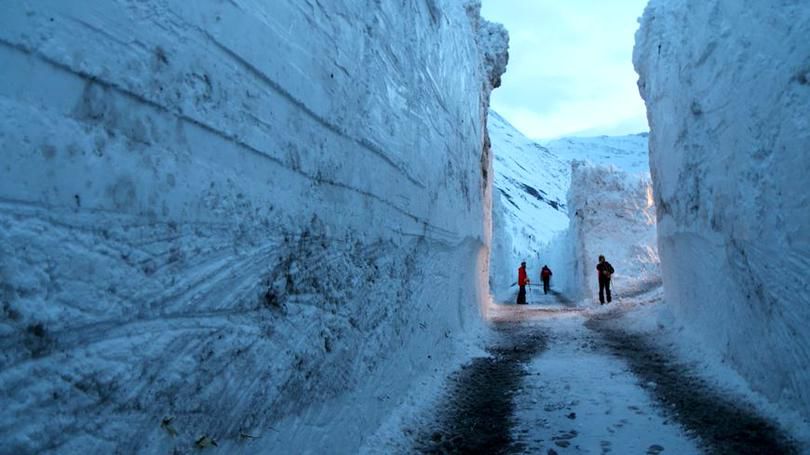 Imagini spectaculoase în Alpi cu ziduri de zăpadă de peste 7 metri