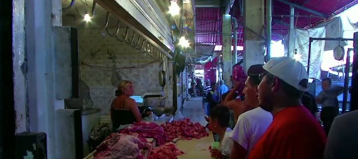 Кризис в Венесуэле заставляет жителей покупать испорченные продукты.