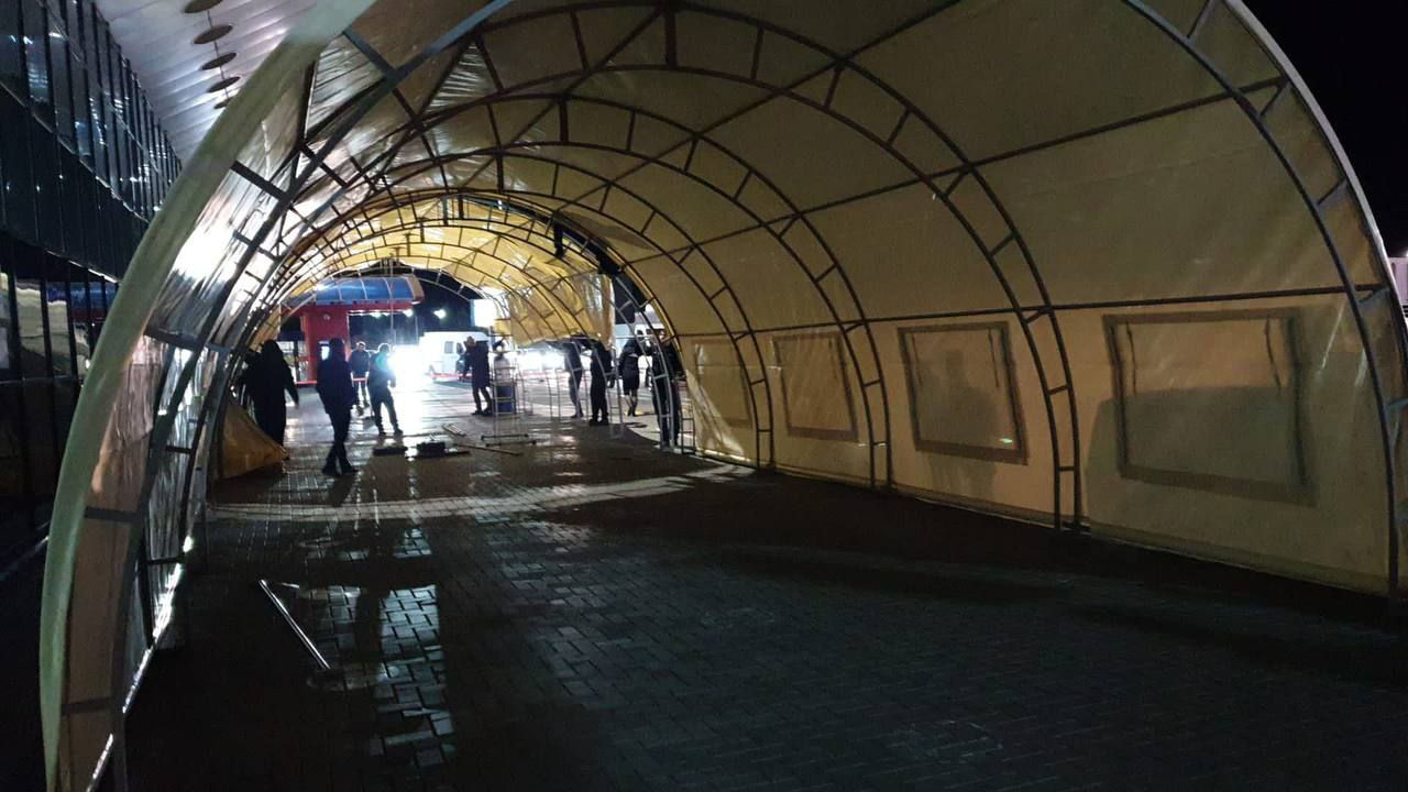 На входе в аэропорт установили палатки, чтобы защитить граждан от ветра.