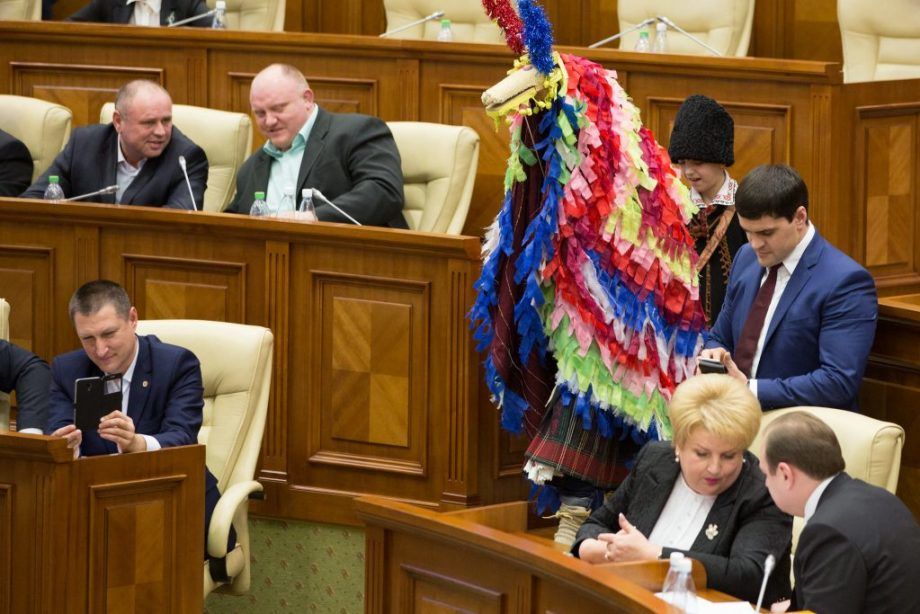 Парламент Молдовы объявил онлайн-конкурс колядок.