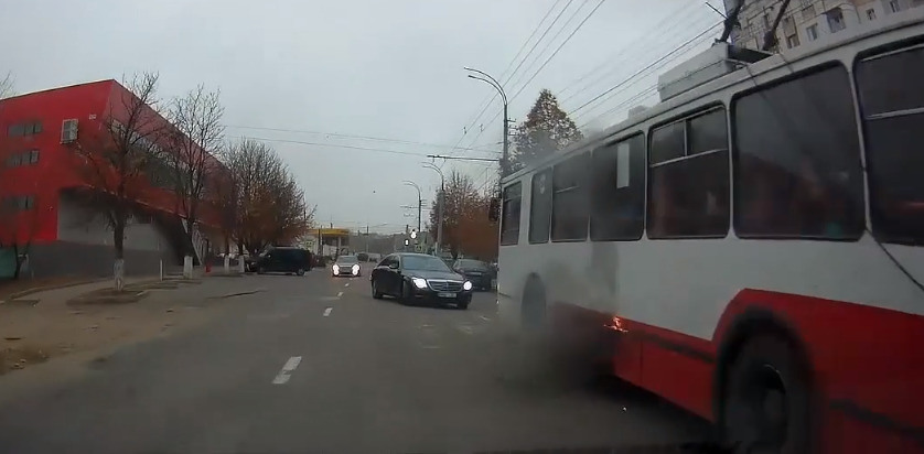 Троллейбус с пассажирами загорелся в Бельцах.