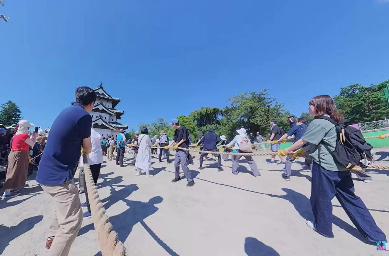 În Japonia, oamenii au mutat manual un turn al unui castel de 360 de tone.