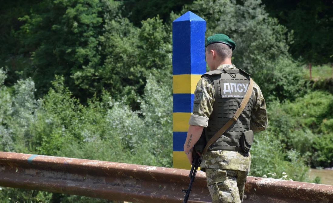 Украина укрепляет границу с Беларусью в Житомирской области.