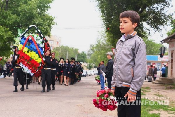 Люди должны соблюдать дистанцию между группами не менее чем в 2 метра.