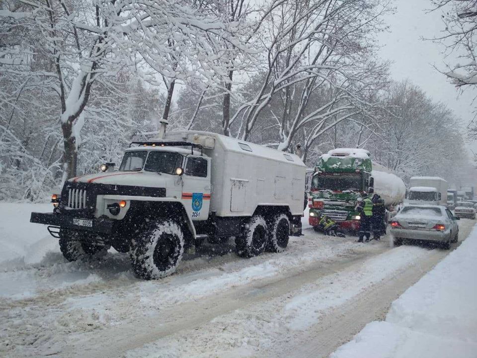 За день спасатели провели 9 операций по освобождению автомобилей из снежного плена.