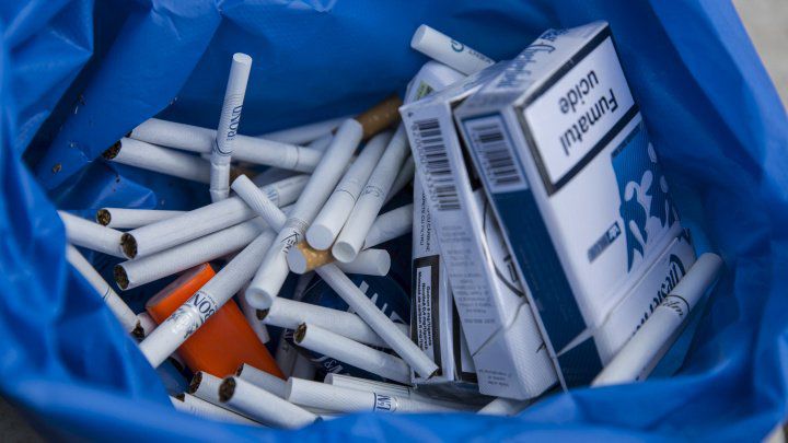Amenzi de 10 mil de lei pentru fumătorii care şi-au aprins ţigările în locuri interzise