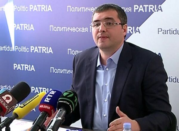 Usatîi s-a răzgândit să mai aducă anvelope la protestul din PMAN. Foto: antena3.ro