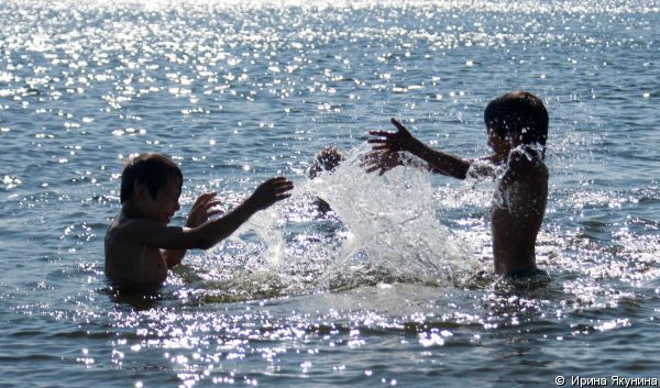 Şase obiecte explozibile au fost găsite de câţiva copii în timp ce scăldau în apropierea satului Leca.
