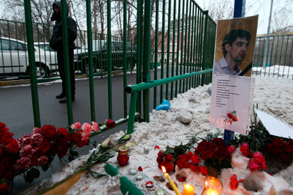 Цветы и свечи, принесенные москвичами к школе №263. Фото: Алексей Сазонов / РИА Новости